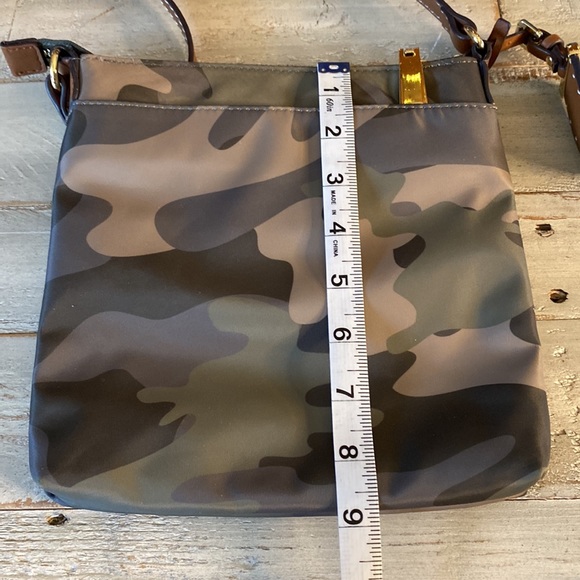 ❤️SOLD❤️Tommy Hilfiger Crossbody Bag Purse Camouflage RN 77806 CA 50900 - Picture 2 of 9